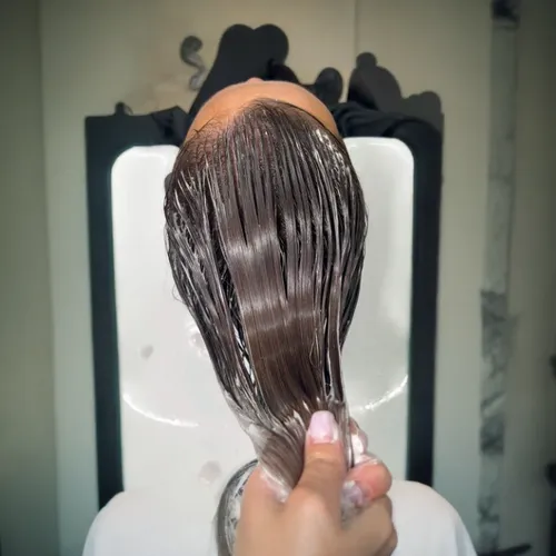 cabeza en lavacabezas con tratamiento para el cabello puesto,the long-hair cutter,artificial hair integrations,management of hair loss,asian semi-longhair,hair loss,hairstyler,smooth hair,cg,hair shea