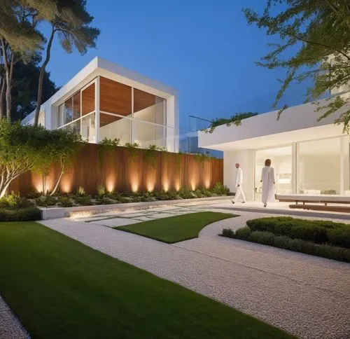 DISEÑO ESTERIOR DEL ACCESO A UNA RESIDENCIA, CON UN PORTON METALICO EN INMITACIÓN MADERA, CON PLANTAS DE FORMIO EN EL ACCESO, ARBOLES Y VEGETACIÓN EXUBERANTE, LUZ TENUE Y ELEGANTE AL ANOCHECER,modern 