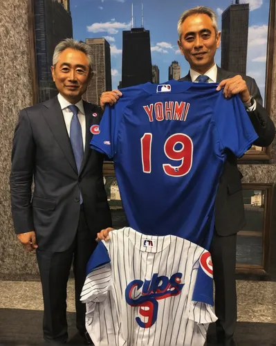 Osaka Mayor Hirofumi Yoshimura visited Chicago in 2018 and met with then-Mayor Rahm Emanuel. Here, Yoshimura shows off his new Cubs jersey.,sports jersey,a black man on a suit,hung yen,mayor,shenyang,