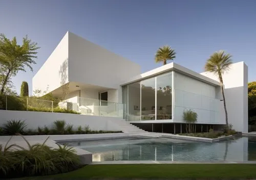 Diseño exterior de una casa moderna estilo minimalista combinando muros de color blanco con muros de tabique aparente, herrería de aluminio con cristal, fotografía hiperrealista, fotografía arquitectó