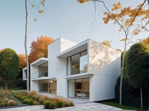 DISEÑO EXTERIOR DE UNA CASA REIDENCIAL ESTILO MINIMALISTA CON VENTANALAES DE CRISTAL EN LA PLANTA BAJA, CON UN GRAN JARDÍN, EN LA PLANTA ALTA CON UNA TERRAZA CON BARANDAL DE CRISTAL Y EN EL TERCER NIV