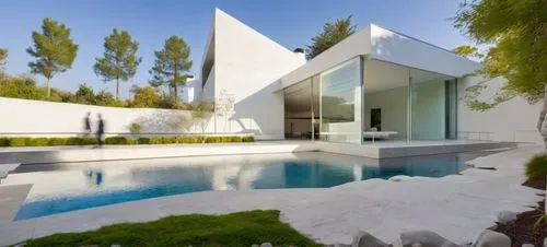 Diseño exterior de una casa moderna estilo minimalista combinando muros de color blanco con muros de tabique aparente, herrería de aluminio con cristal, fotografía hiperrealista, fotografía arquitectó