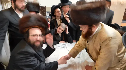 mitzvah,rabbi,torah,handshaking,jewish,pesach,siddur,magen david,hand shake,passover,handshake,shaking hands,autograph,kippah,tallit,lekach,judaism,birth of christ,kosher food,ceremony