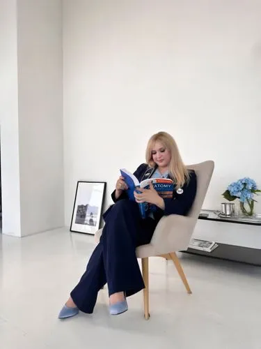 blonde woman reading a newspaper,blonde sits and reads the newspaper,pugacheva,annasophia,maxmara,elle,paltrow,ekornes,sofa,pantsuit,grazia,helgenberger,abfab,fashiontv,eva saint marie-hollywood,dalida,cattrall,minogue,prepon,relaxing reading