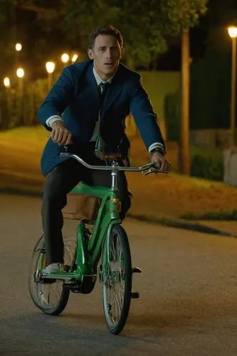 a cena do filme o iluminado em que o Danny esta pilotando sua pequena bicicleta de tres rodas e as gemeas estao no fim do corredor ,velib,bicycle,paperboy,bici,ciclista,bicicleta,bmx,e bike,celebici,k