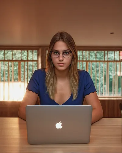 Prompt: Uma menina ganhando dinheiro na internet Sem Aparecer, (dinheiro em cima da mesa),girl at the computer,girl studying,women in technology,distance learning,online courses,office worker,distance