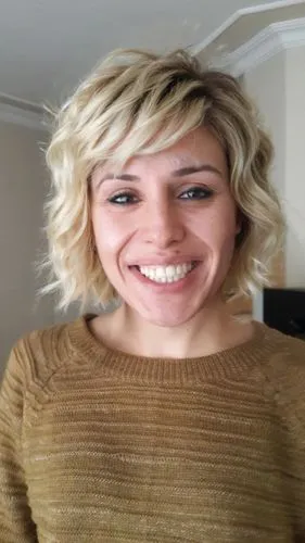 short hair, very messy hair, fake blonde, wavy hair, hunched back,pixie-bob,short blond hair,artificial hair integrations,bob cut,pixie cut,blonde woman,blond hair,tooth bleaching,blond,a girl's smile