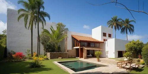 EL EXTERIOR DE UNA CASA CON ESTILO MEXCANO MODERNO, USO DE COLORES VIBRANTES, MATERIALES REFIONALES, TEJA, VIGAS DE MADERA, EN UN AMBIENTE EXUBERANTE, ESTANQUE DE AGUA AL FRENTE.,modern residence and 