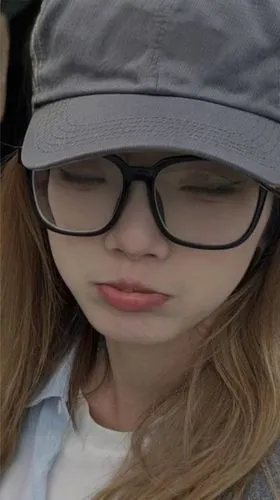 the woman is wearing glasses and a gray hat,nangis,jangmi,pout,sephie,crying baby,pouting