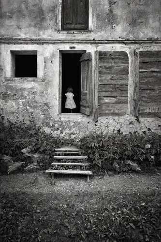 **Architecture,there is a stuffed animal in the window,coigny,ostroh,lartigue,tarkovsky,brassai,pinhole,abandono,radoslaw,koudelka,kertesz,atget,old home,studenica,passero,lubitel 2,old house,doisneau