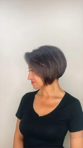 https://www.promeai.pro/design-ideas-ai-details/582243345319045-Borrar%20y%20Reemplazar-by-RAUL%20ROA,an asian woman wearing a black shirt and a gray skirt with a short side part,pelo,shorthair,andrea