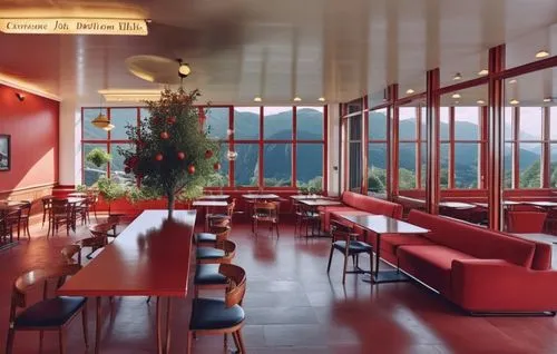 Cafeteria TIPO FRANCESA con TECHOS Y PISOS BLANCOS. VENTANALES con pequeñas montañas verdes alrededor. Arbol pequeño verde al fondo de la mesa. Sillones rojos muebles de madera cafe.,this is a long ta