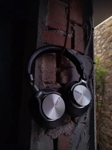 wireless headphones,digital bi-amp powered loudspeaker,mirrorless interchangeable-lens camera,audio speakers,headset profile,headsets,casque,wireless headset,wall lamp,headphones,loudspeakers,horn loudspeaker,the speaker grill,headphone,headset,sundown audio,open-face watch,ffp2 mask,wall safe,doorbell