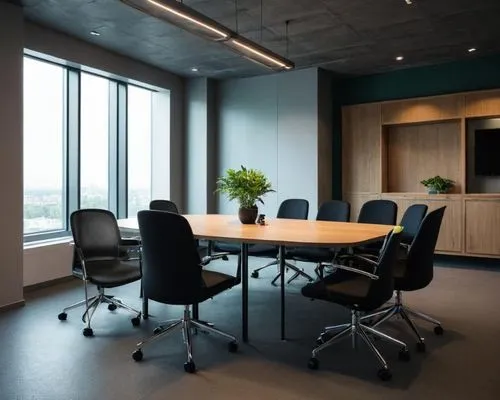 crée une photo d'ambiance avec cette chaise de réunion. Mettez 6 chaises en PJ dans une salle de réunion avec des accessoires et une plante verte,A meeting room table is set up for four with blue chai