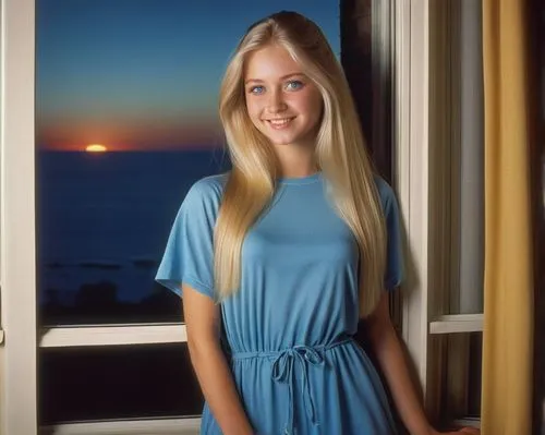 Una hermosa mujer joven (((tiene 20 años de edad, el cabello rubio, liso y largo, y hermosos ojos azules))), parada en una ventana, mirando, hacia afuera, el atardecer. Ella está sonriendo. Estética d