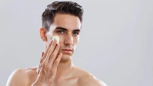 больше крема на лице мажет крем ,a young man is trying to use an egg in the face,microdermabrasion,moistureloc,dermabrasion,rhinoplasty,hyperpigmentation,dermatological