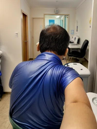 Mostrando ao fundo sala de uma clinica um pouco desfocado,chiropractic,chiropractor,physiotherapy,shoulder pain,mri,back pain,doctor's room,treatment room,physical therapy,physio,body camera,cardiac m