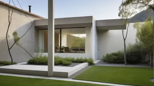 REMODELACIÓN DE FACHADA EXTERIOR DE CASA HABITACIÓN, UBICADA DENTRO DE UN BARRIO SUB URBANO, PROPONER UN ESTILO MINIMALISTA, EN EL FRENTE CONSERVA EL MISMO VENTANAL , AÑADE CANCEL DE ALUMINIO Y CRISTA