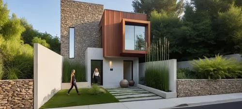 CASA ESTILO MINIMALISTA UBICADA, COMBINANDO LOS COLORES VIBRNTES DE LA ARQUITECTURA MEXICANA Y LA PIEDRA DE RECINTO,  EN UN FRACCIONAMIENTO CON VEGETACIÓN EXUBERANTE, PERSONAS,ARBOLES, PALMERAS, CORRE