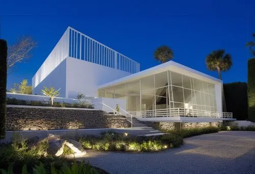 Diseño exterior de una casa moderna estilo minimalista combinando muros de color blanco con muros de tabique aparente, herrería de aluminio con cristal, fotografía hiperrealista, fotografía arquitectó