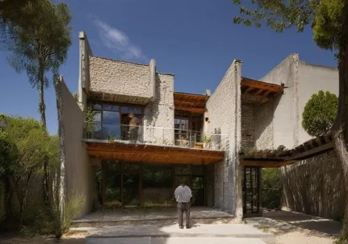 Diseño de una casa estilo mínimalista con muros blancos combinados con color gris, plafones con madera, fotografía hiperrealista, alta definición, resolución 8k. ,trullo,trulli,dunes house,hala sultan