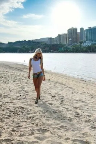 голубое небо с солнцем ,girl in white shirt walking along beach with blue skies,walk on the beach,ixtapa,playa francesca,acapulco,zihuatanejo,waikiki beach