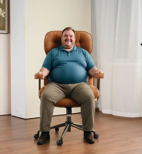 很胖的穿休闲衣服的外国人坐在椅子上，表情微笑



,a large man in a brown chair smiling,ekornes,chair png,office chair,stavros,new concept arms chair,recliner