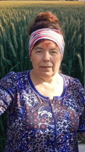 закат на пшеничное поле,an older woman stands in front of an empty field,campesina,barley cultivation,kyrgyzstani,bulgarian onion,kyrgyz,farmworker,durum wheat,sawah,melek,duygu,woman of straw,uzbek,m