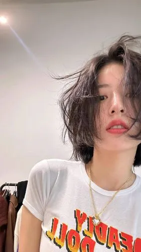 a person with a very messy hair wearing a tee shirt,jorja,pixilation,kaew,pelo,hairong,miyavi