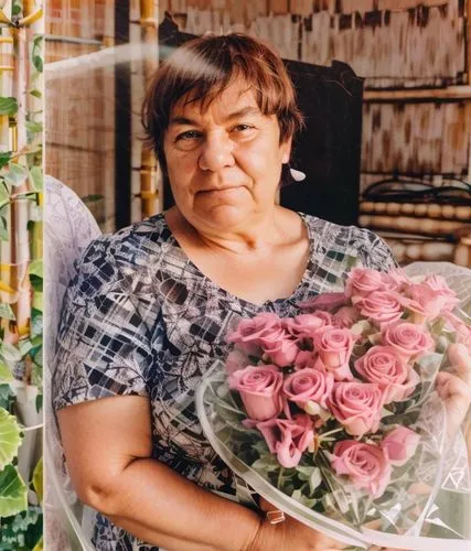 mariquita,with a bouquet of flowers,florist,holding flowers,flowers in basket,abuela,vivero,bouquets,flower stand,greengrocer,florita,mercados,beautiful girl with flowers,vendor,rosas,rosa bonita,marguerita,farmworker,antonieta,dor with flowers