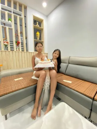 wedding dress big boobs,two women sitting next to each other on a bench,water sofa,inflatable mattress,jacuzzis,saunas,thalassotherapy,calyx-doctor fish white