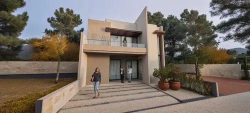 DISEÑO EXTERIOR DE UNA CASA ESTILO RESIDENCIAL, CON MUROS CON MARMOL TRAVERTINO Y MUROS EN COLOR BLANCO Y GRIS, AÑADE AUTOS, PERSONAS Y VEGETACIÓN,CORRECCION DE ERRORES, FOTOGRAFIA HIPERREALISTA,woman