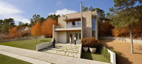 DISEÑO EXTERIOR DE CASA ESTILO MINIMALISTA, CON MUROS CON CANTERA GRIS, EN COMBINACION CON MUROS DE COLOR BLANCO Y GRIS,VENTANAS DE ALUMNIO CON CRSITAL, PLANO CINEMATOGRAFICO, CORRECCION DE ERRORES,tw