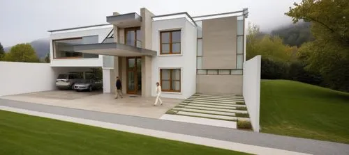 DISEÑO EXTERIOR DE UNA RESIDENCIA, ESTILO MINIMALISTA CON ELEMENTOS DE PIEDRA EN EL  ACCESO, AREA TECHADA PARA RECEPCION DE VEHICULOS CUBIERTO CON UNA ESTRUCTURA  CON TENSORES DE ACERO, CON UN PLAFON 