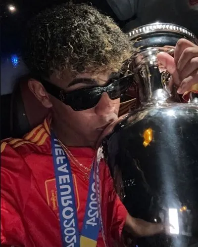 rijkaard,nordsjaelland,fabinho,bastian,the hand with the cup,eremenko,chicha,rijker,juninho,piala,the cup,pokal,capitano,gebreselassie,christiano,carafano,jairzinho,solskjaer,rafinha,grimaldo