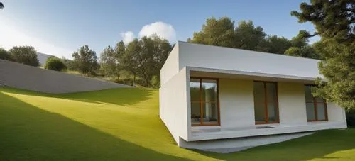 DISEÑO EXTERIOR DE UNA CASA ESTILO MINIMALISTA, CON ELMENTOS DE COLOR BLANCO, COLOR CONCRETO PULIDO, ELEMENTOS DE MADERA, TERRENO CON PENDIENTE CON CESPED, FOTOGRAFIA HIPERREALISTA, VEGETACIÓN, LUZ NA