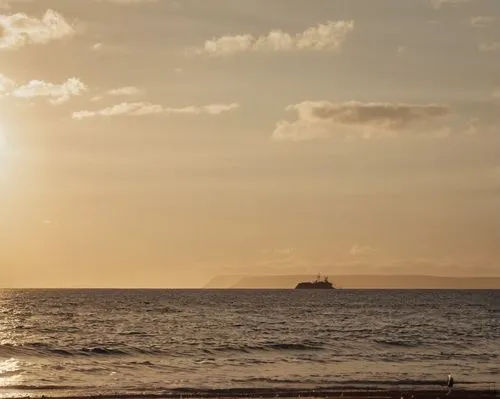 1 aspect ratio, warm lighting, cinematic composition.,the sun shining down on the water and a lone boat,kahoolawe,lahaina,diamond head,sun and sea,kihei,philippine sea,reunion island,diamondhead,ascen