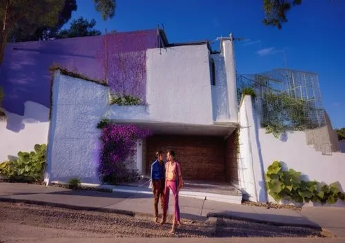 EXTERIOR DESIGN OF A MINIMALIST STYLE HOUSE LOCATED ON A CORNER, WITH ASPHALT STREETS ON BOTH SIDES, ENVIRONMENT WITH VEGETATION, PEOPLE, DAYLIGHT, HYPERREALISTIC PHOTOGRAPHY, FILM SHOT, ARCHITECTURAL