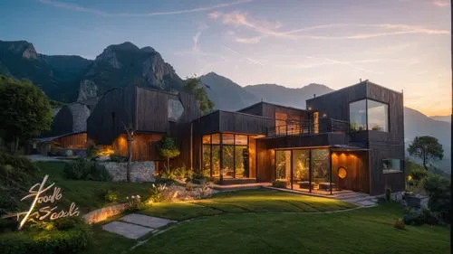 Residencia familiar en montaña
Materiales: madera + acero + vidrio 
Agregar entorno: plantas + flores + pajaros + mariposas +  personas,the exterior of a luxury home lit up at night,house in mountains