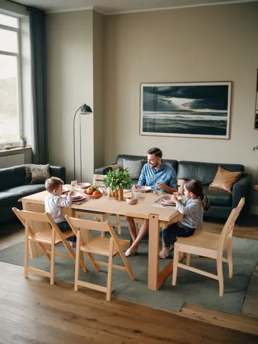 明亮的家具，原木的地板,three children sitting at a table eating fruit,danish furniture,cohousing,family home,family room,hemnes,parents with children