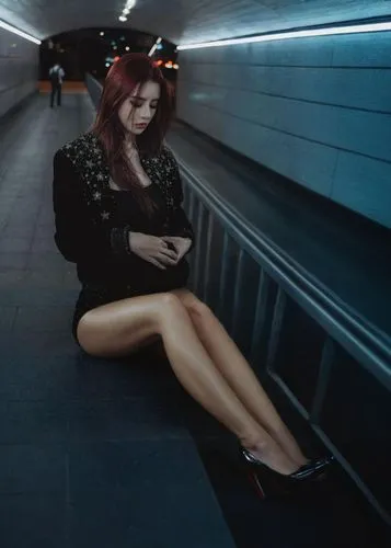 pregnant woman,ailee,woman's legs,pregnant girl,beautiful legs,photo session at night