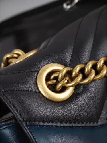 leather compartments,leather goods,chanel,purse,loewe,purses,fendi,eyelets,bvlgari,leatherette,leather texture,cartera,handbag,eyelet,lanvin,ferragamo,ghesquiere,carven,zipper,dark blue and gold