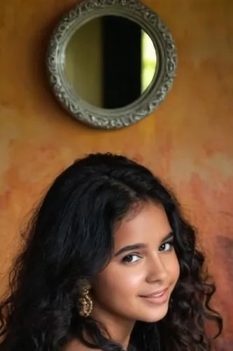 Si hermoso reflejo en el espejo,a woman standing next to a brown wall with a mirror hanging on it's side,thahane,suhana,vidyalankar,vaishnavi,vidya,anupama