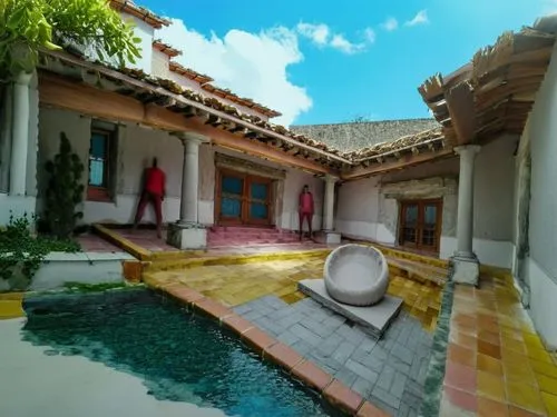 DISEÑO DE UNA CASA ESTILO MEXICANO MODERNO, CON UN CLAUSTRO CONFORMADO POR UNA TERRAZA  A BASE DE VIGAS DE MADERA, TEJA, COLUMNAS REDONDAS, EN EL CENTRO UN ESPEJO DE AGUA, CON EL ESTILO DE LA ARQUITEC