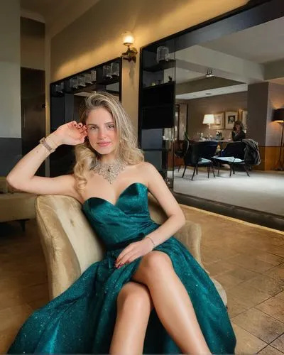 seydoux,elegance,tereshchuk,elegante,elegant,lopatkina,eveningwear,green dress,elegantly,khorkina,bulgari,evening dress,ballgown,ginta,guenter,kozlova,chorkina,liliya,petrushova,tatiana