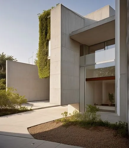 diseño de una fachada para unos departamentos estilo minimalista, con colores blanco, gris y uso de madera en porton y en plafones de alero, ubicados dentro de un entorno urbano, ambientación con pers