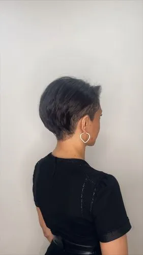 undercut,back of head,updo,shoulder length,sternocleidomastoid,pompadour