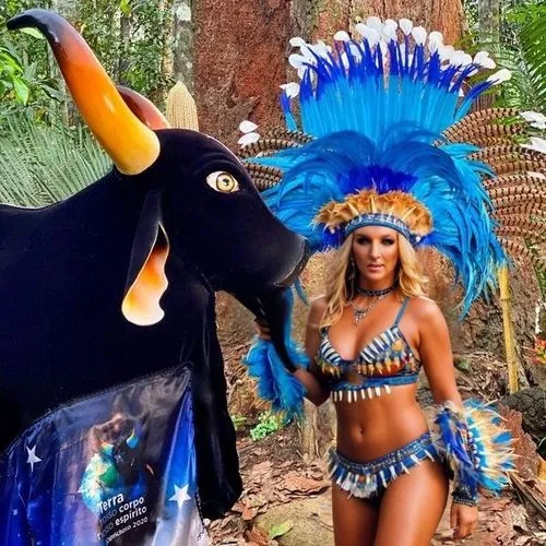 Britney Spears, indía guerreira Cocar de arara regatas de côco calcinha feita com penas de arara, cavaleira da Ilha, Colonos wars, Pajé Simba , tribo Manaós,brazil carnival,social,loro parque,feather 