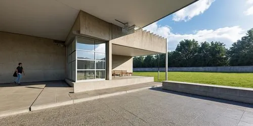 AREA DE CONVIVENCIA, CON PERGOLAS DE CONCRETO, LOSA CON REMATE DE VIGA DE ACERO, ESPEJO DE AGUA ,a person is standing in a courtyard in front of a building,sfu,langara,ucd,ubc,uvic,gulbenkian,Photogra