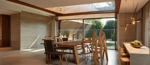 INTERIOR DE UN COMEDOR CON UNA ISLA CON ESTUFA TERMOMAGNETICA, CON UN GRAN VENTANAL A UN JARDIN EXUBERANTE, LUMINARIAS MODERNAS, PERSONAS,the table and chairs are set on the floor,modern kitchen inter